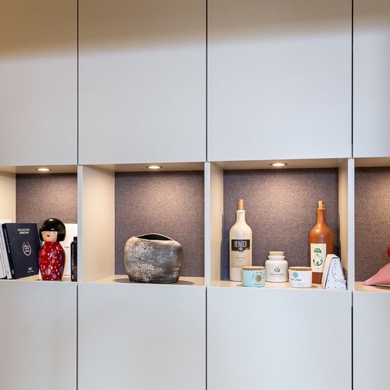 Bild enthält, Indoors, Interior Design, Furniture, Person, Table, Cabinet, Shop, Necklace, Cupboard, Bird