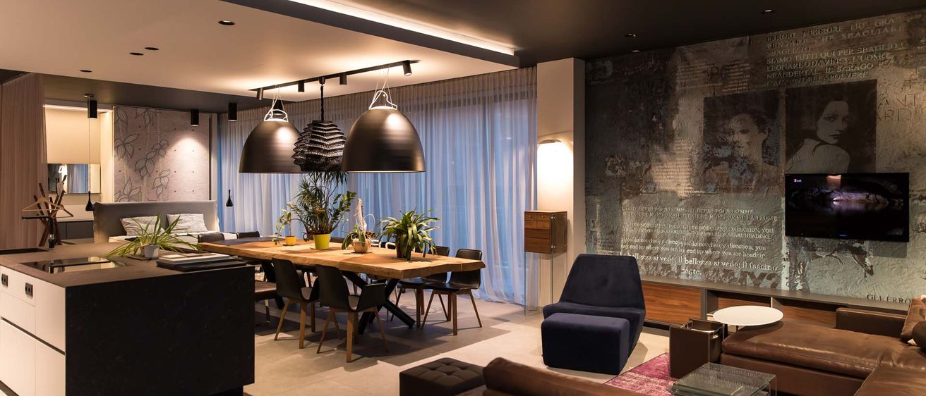 Bild enthält, Home Decor, Dining Room, Dining Table, Furniture, Indoors, Table, Interior Design, Living Room, Foyer, Monitor