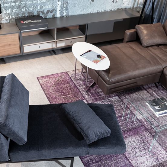 Bild enthält, Couch, Furniture, Table, Home Decor, Indoors, Living Room, Chair, Coffee Table, Interior Design, Person