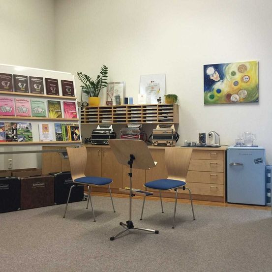 Bild enthält, Chair, Furniture, Indoors, Desk, Table, Painting, Beauty Salon, Refrigerator, Home Decor, Photo Frame