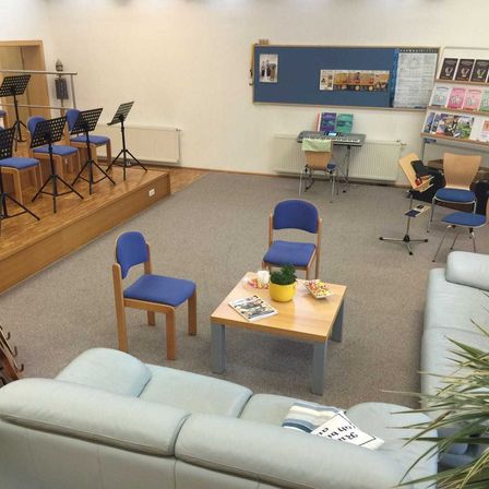 Bild enthält, Book, Plant, Chair, Furniture, Indoors, Couch, Person, Table, Living Room, Classroom