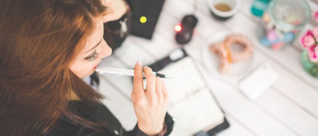 Bild enthält, Head, Person, Face, Adult, Female, Woman, Smoke, Cosmetics, Smoking