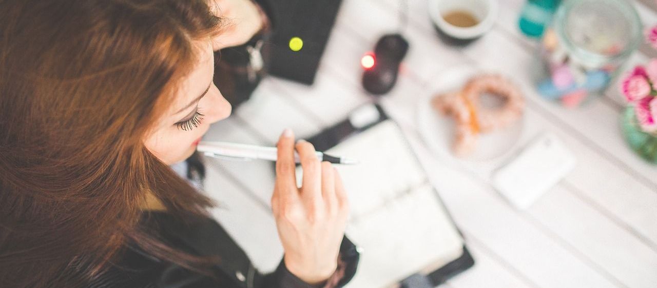 Bild enthält, Head, Person, Face, Adult, Female, Woman, Smoke, Cosmetics, Smoking