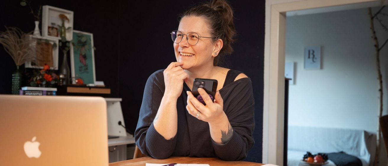 Bild enthält, Table, Laptop, Glasses, Person, Photography, Portrait, Adult, Female, Woman, Wood