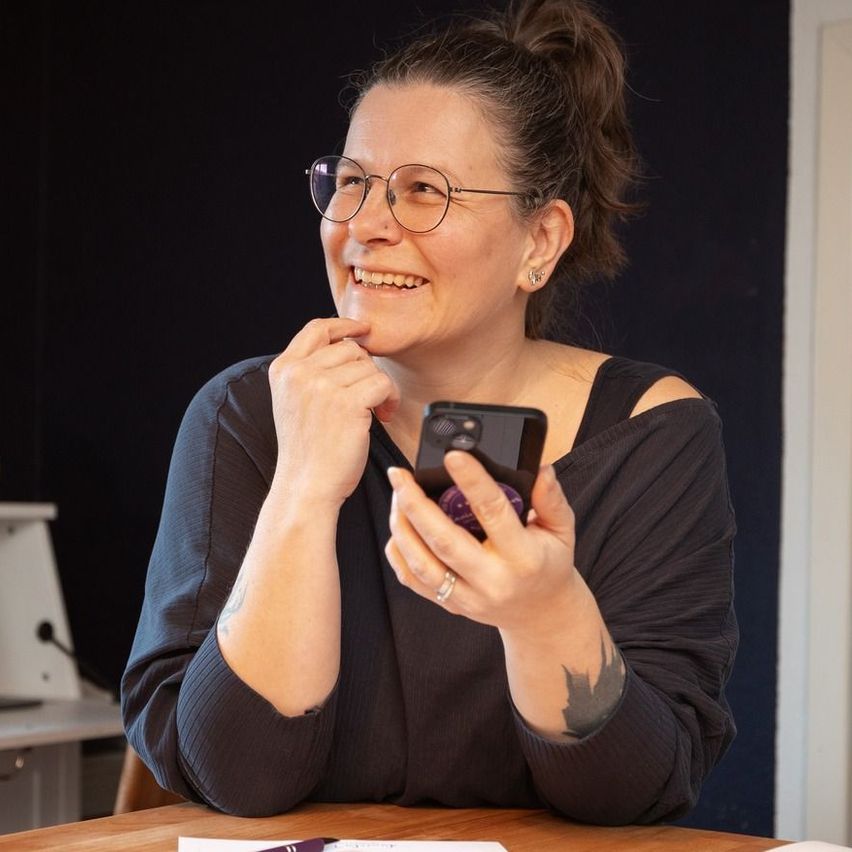 Bild enthält, Table, Laptop, Glasses, Person, Photography, Portrait, Adult, Female, Woman, Wood