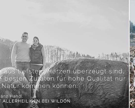 Ein Paar steht lächelnd neben einem Schwein. Im Hintergrund ist ein Wald zu sehen. Rechts hockt ein Mann und untersucht einen Stein, mit deutschem Text über Qualität aus der Natur.