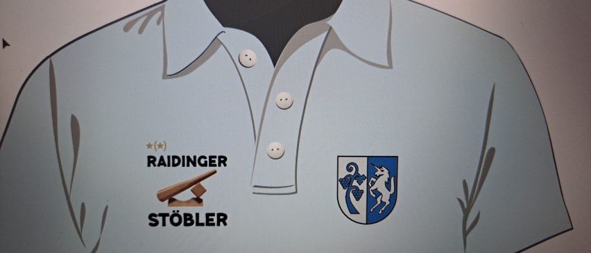 Ein hellblaues Polohemd mit weißen Knöpfen. Links befindet sich ein Logo mit dem Wort Raidinger und einem Bild eines hölzernen Hammers. Rechts ist ein blaues und weißes Schild mit einem Einhorn und Trauben.