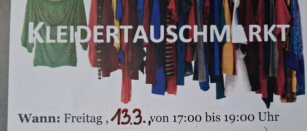 Plakat für einen Kleidertauschmarkt. Veranstaltung am Freitag, 13.3. von 17:00 bis 19:00 Uhr. Ort in Eichgraben, Pfarrheim. Teilnehmer können bis zu 10 Gegenstände (Kleidung, Schuhe, Schmuck, Taschen) mitbringen und gegen neue tauschen. Bitte nur brauchbare Sachen mitbringen. Mehr Teilnehmer bedeuten mehr Angebote.
