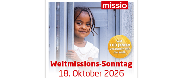 Ein Poster mit einem jungen Mädchen, das lächelt und durch ein Fenster schaut. Das Poster hat einen blauen Rand und der Text lautet 'Weltmissions-Sonntag 18. Oktober 2026'.