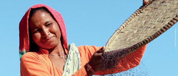 Bild enthält, Advertisement, Agriculture, Outdoors, Poster, Adult, Female, Person, Woman, Gardening, Harvest