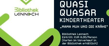 Ein Plakat für eine Kindertheateraufführung mit dem Titel 'MAMA MUH UND DIE KRÄHE' von QUASI QUASAR. Es zeigt zwei Darsteller auf einem grünen Fahrrad, mit dem Datum und der Uhrzeit der Veranstaltung, dem 13. Dezember 2025 um 15:00 Uhr, prominent angezeigt.
