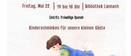 Ein Plakat für Träume auf Papier zeigt ein Kind, das auf einem Buch mit Wolken und Sternen schläft. Freier Eintritt, Snacks verfügbar.