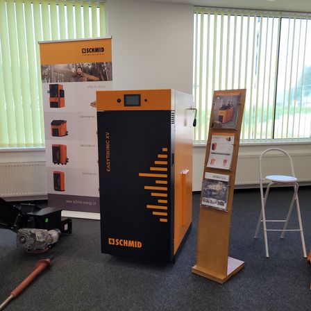 Bild enthält, Floor, Flooring, Person, Chair, Furniture, Table