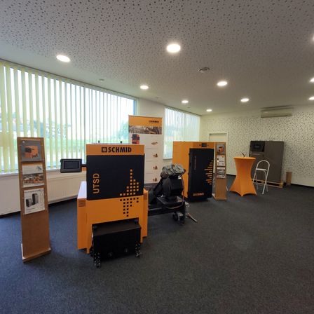 Bild enthält, Furniture, Table, Desk, Chair, Floor, Flooring, Indoors, Person, Lamp