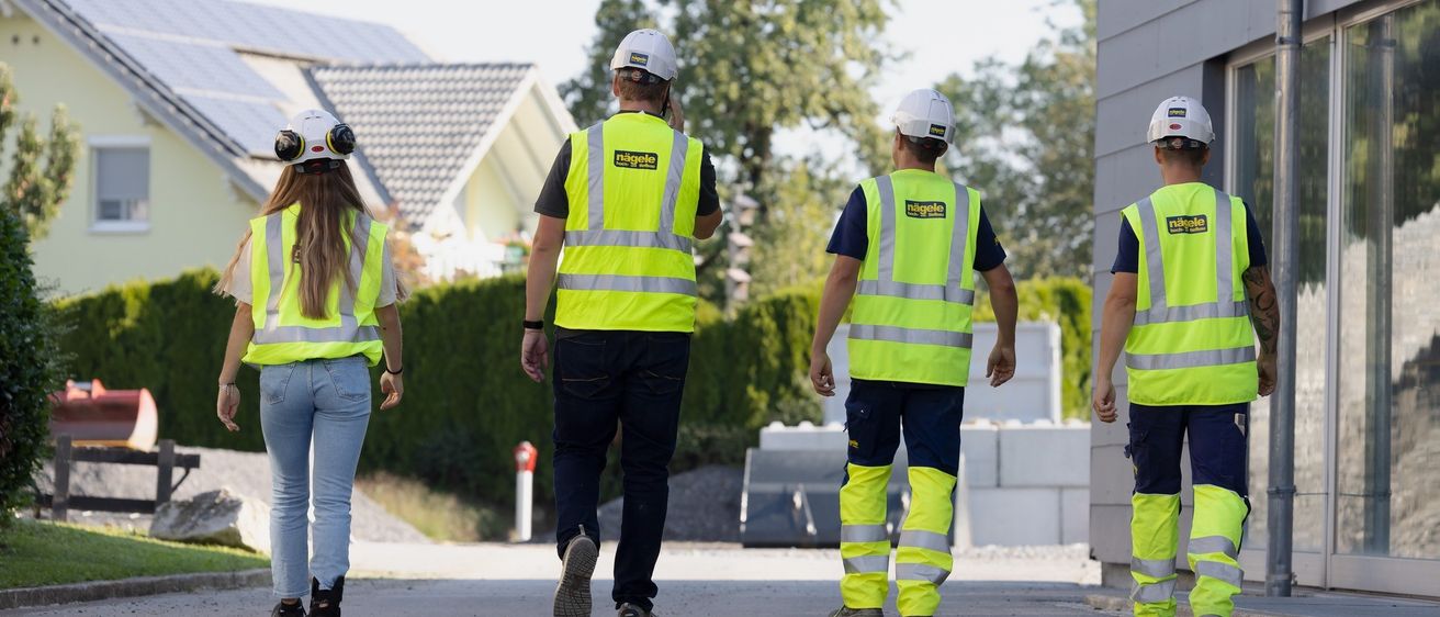 Bild enthält, Person, Worker, Walking, Adult, Male, Man, Hardhat, Helmet, Girl, Teen