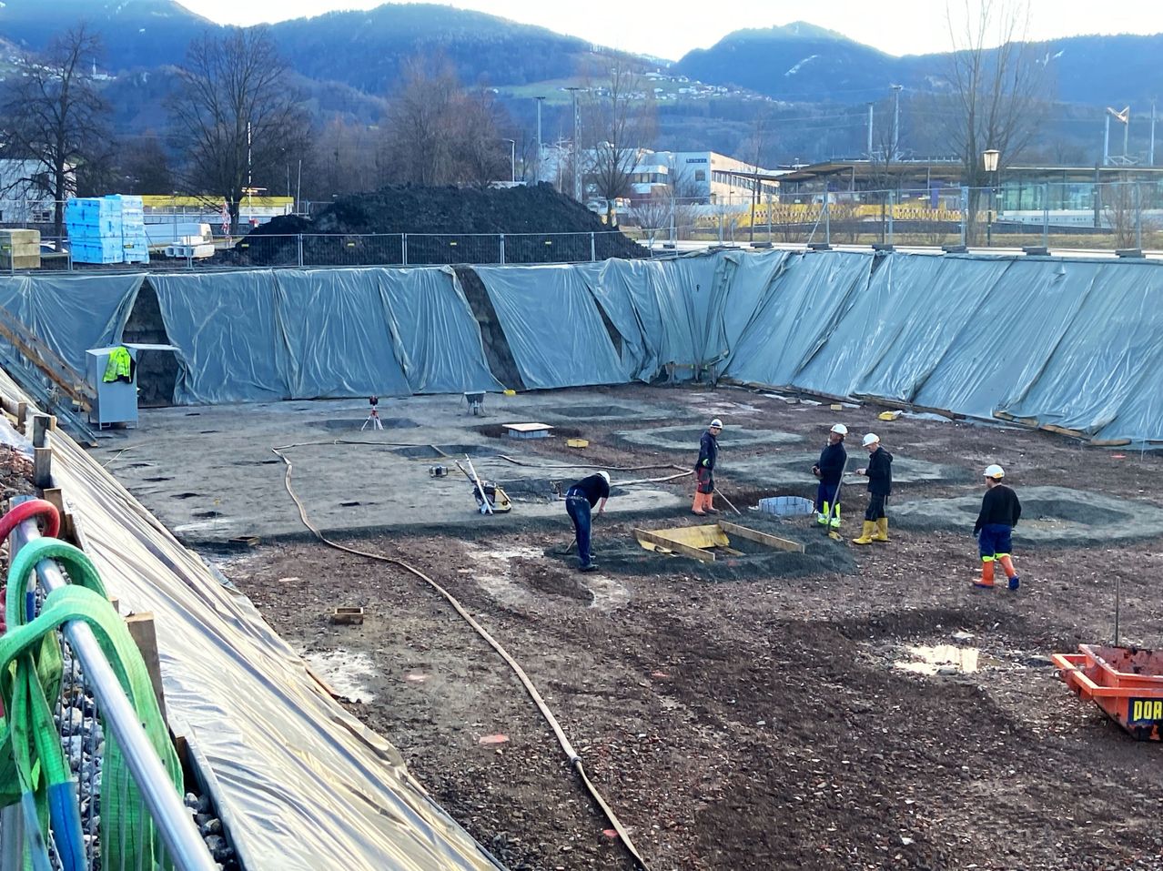 Bild enthält, Person, Outdoors, Construction, Soil, Clothing, Footwear, Shoe