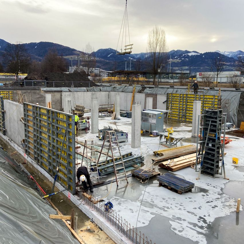 Bild enthält, Construction, Person