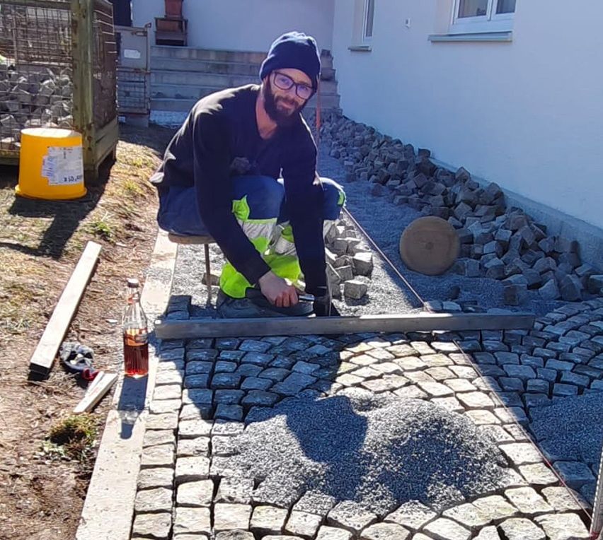 Bild enthält, Construction, Adult, Male, Man, Person, Worker, Concrete, Path, Road