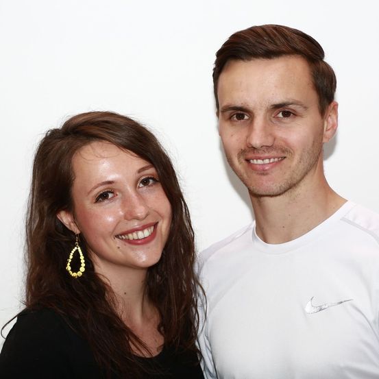 Bild enthält, Accessories, Earring, Person, Photography, Portrait, Smile, Adult, Female, Woman, Necklace