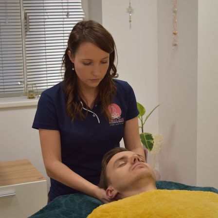 Bild enthält, Patient, Person, Head, Spa, Face