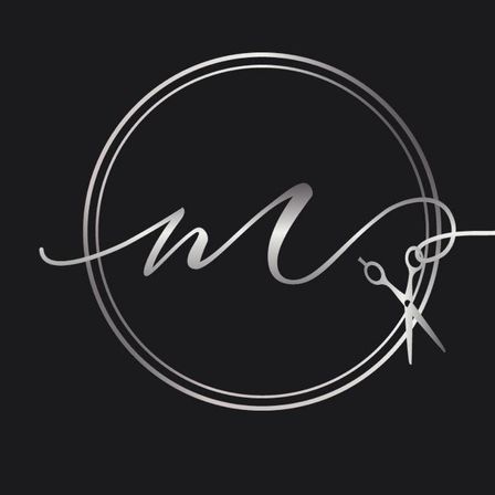 Der schwarze Hintergrund zeigt ein Logo mit dem stilisierten Buchstaben M in einem Kreis, begleitet von einer Schere, die den Buchstaben überquert. Unter dem Logo stehen die Worte 'Marina Le Coiffeur' in Weiß geschrieben.