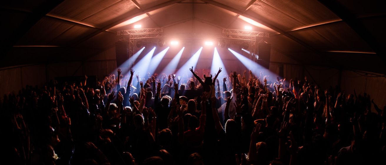 Bild enthält, Concert, Crowd, Person, Urban, Lighting, Night Life, Rock Concert