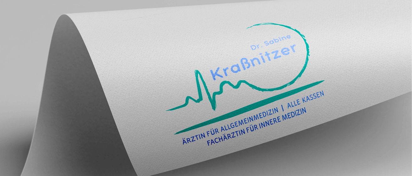 Ein weißes Papier mit einem Logo für Dr. Sabine KraBnitzer, eine Ärztin für Innere Medizin, die für alle Kassen geeignet ist.