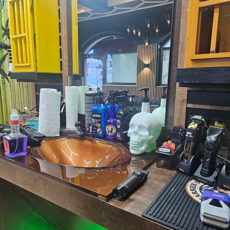 Bild enthält, Architecture, Building, Indoors, Barbershop, Interior Design