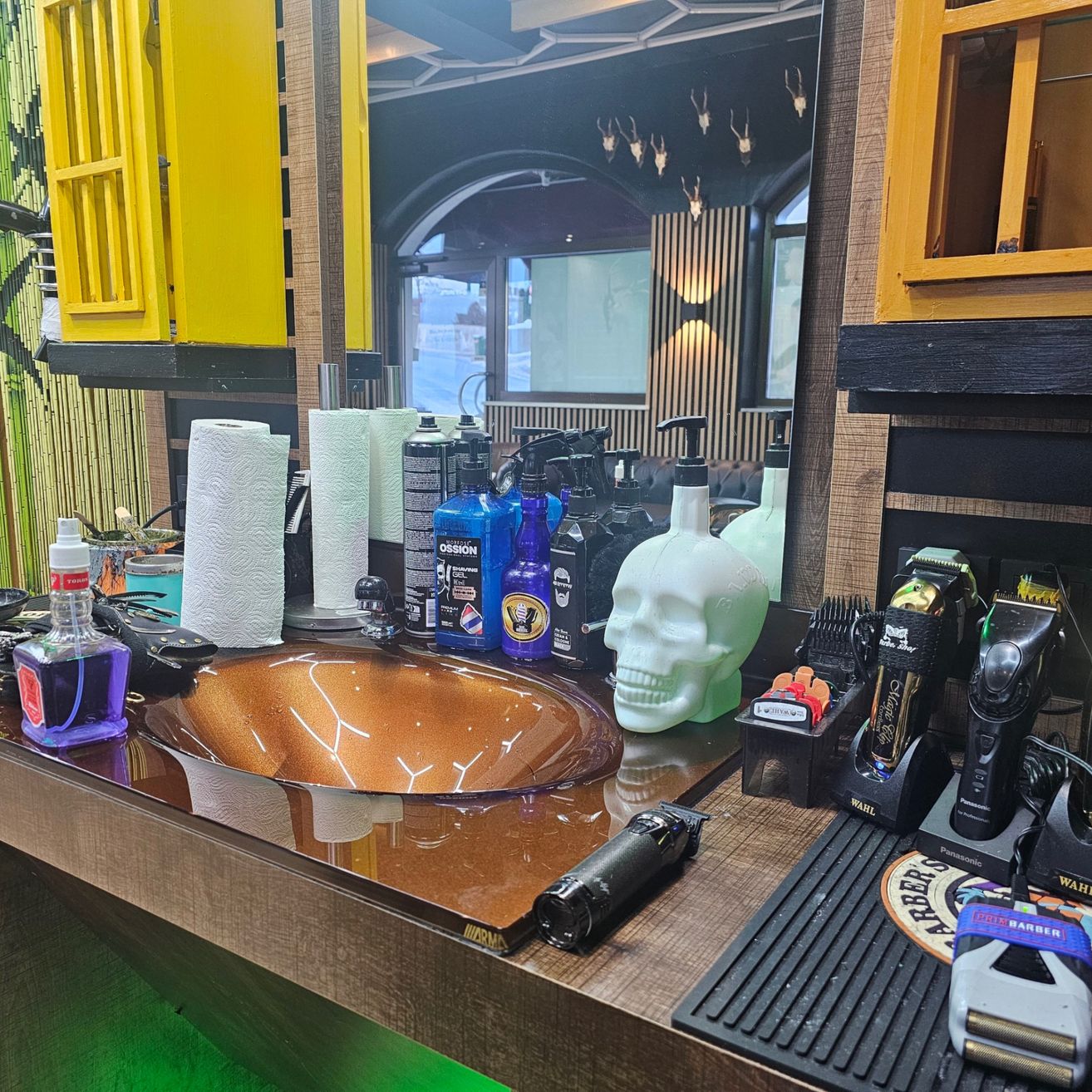 Bild enthält, Architecture, Building, Indoors, Barbershop, Interior Design