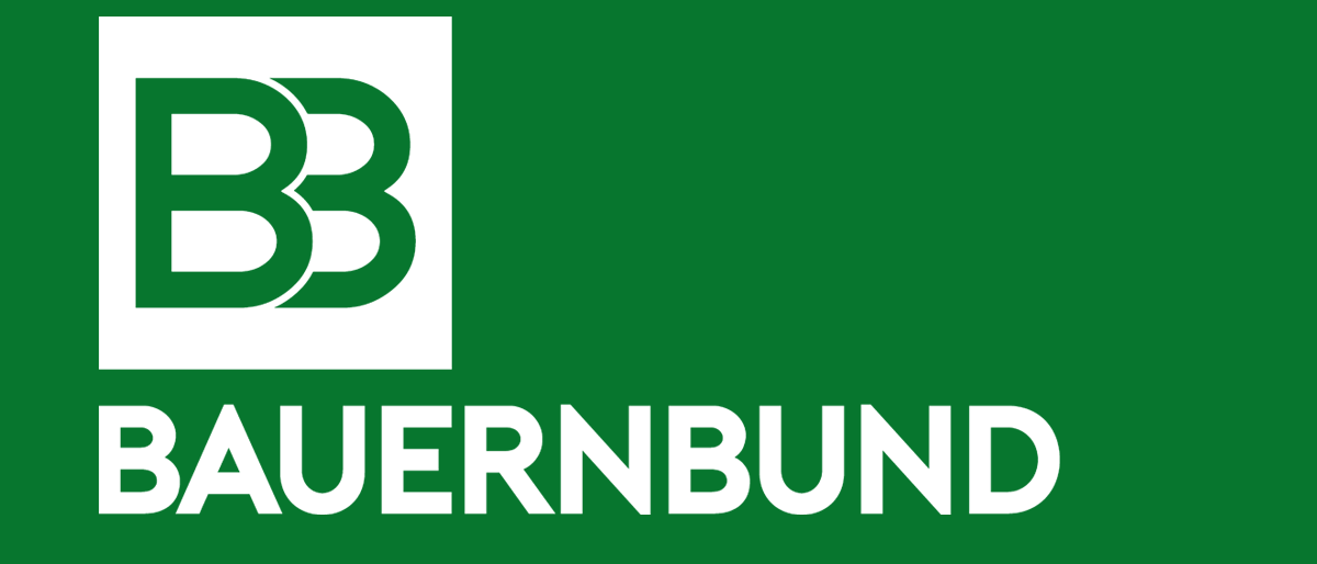 Das Bild zeigt einen grünen Hintergrund mit dem Logo für Bauernbund, das einen stilisierten Buchstaben B mit verlängerten oberen und unteren Teilen aufweist. Der Text Bauernbund steht darunter in weiß.