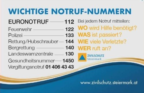 Plakat mit wichtigen Notrufnummern in deutscher Sprache. Enthält die europäische Notrufnummer 112, Feuerwehr 122, Polizei 133, Rettungsdienst/Abschleppdienst 144, Beerdigung 140 und Landeswarnzentrale 130. Webseite: www.zivilschutz.steiermark.at.
