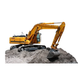 Ein gelber Bagger steht auf einem Haufen Erde. Der Bagger ist eine große Maschine, die für den Bau verwendet wird.
