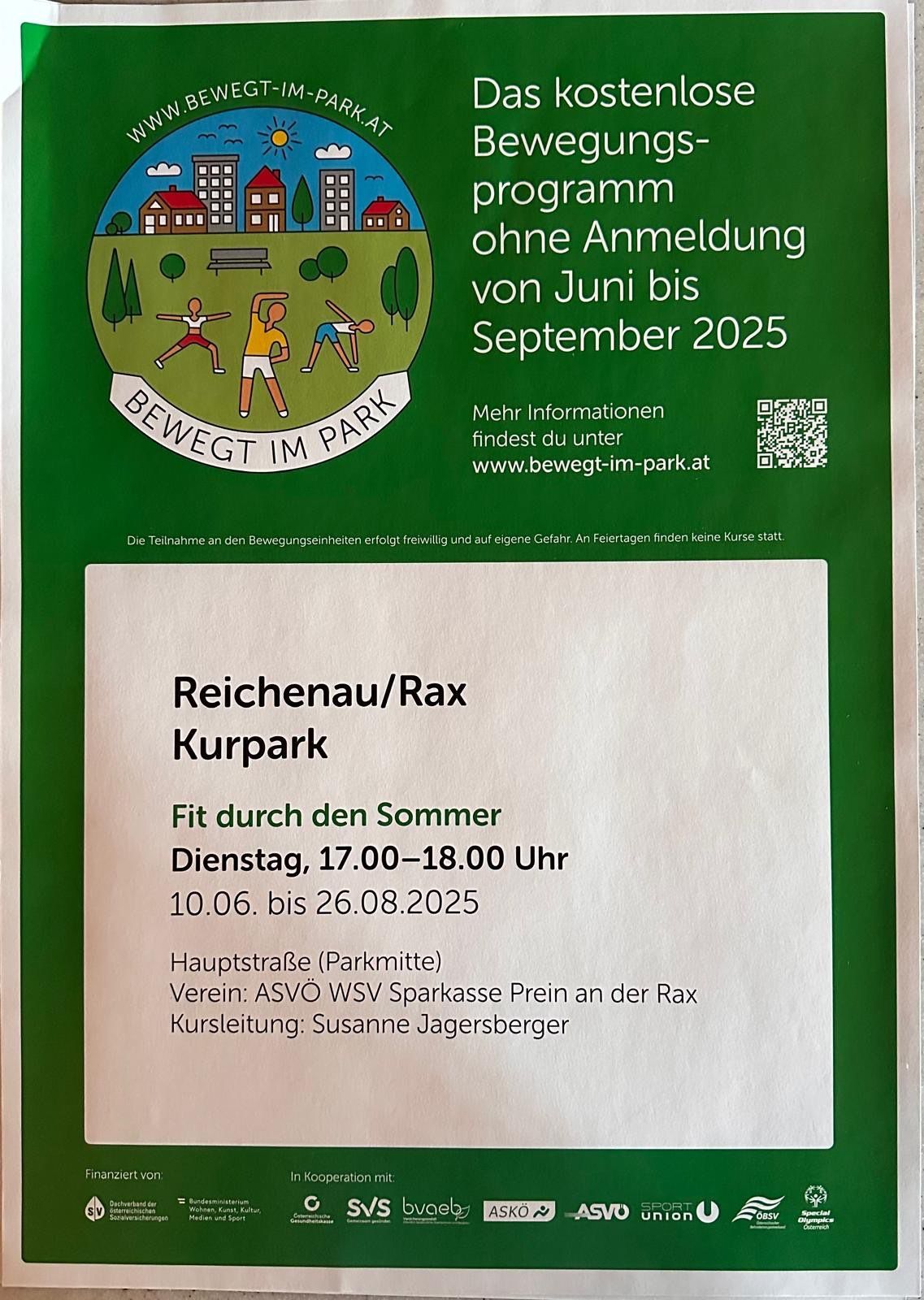 Plakat für das Fitnessprogramm 'Bewegt im Park' von Juni bis September 2025. Freie Teilnahme auf eigene Gefahr. Weitere Informationen unter www.bewegt-im-park.at. Dienstags von 17:00-18:00 Uhr. Kurs im Reichenau/Rax Kurpark. Organisiert von ASVö WSV Sparkasse Prein an der Rax.
