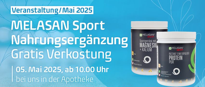 Blaues Plakat mit weißem Text. Der Text lautet: "ELASAN Sport Ernährungsergänzung, Mai 2025, ab 10:00 Uhr in der Apotheke, MEINSAM fit". Zwei Flaschen mit Nahrungsergänzungsmitteln sind neben dem Text abgebildet.