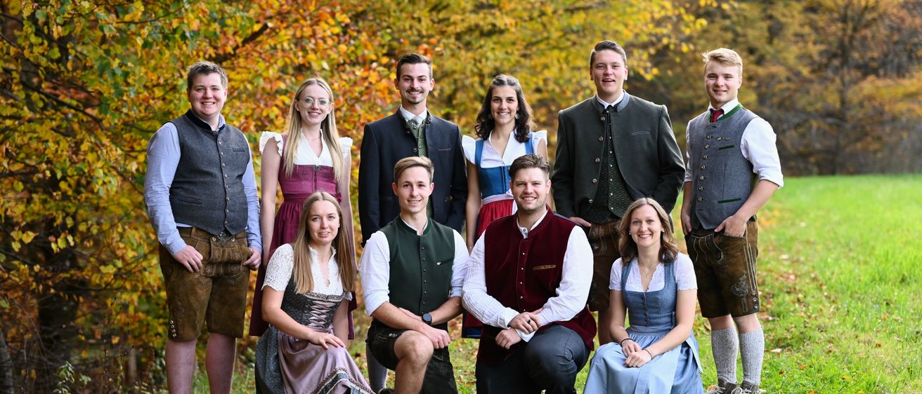 Bild enthält, Groupshot, Person, People, Adult, Male, Man, Female, Girl, Teen, Shorts