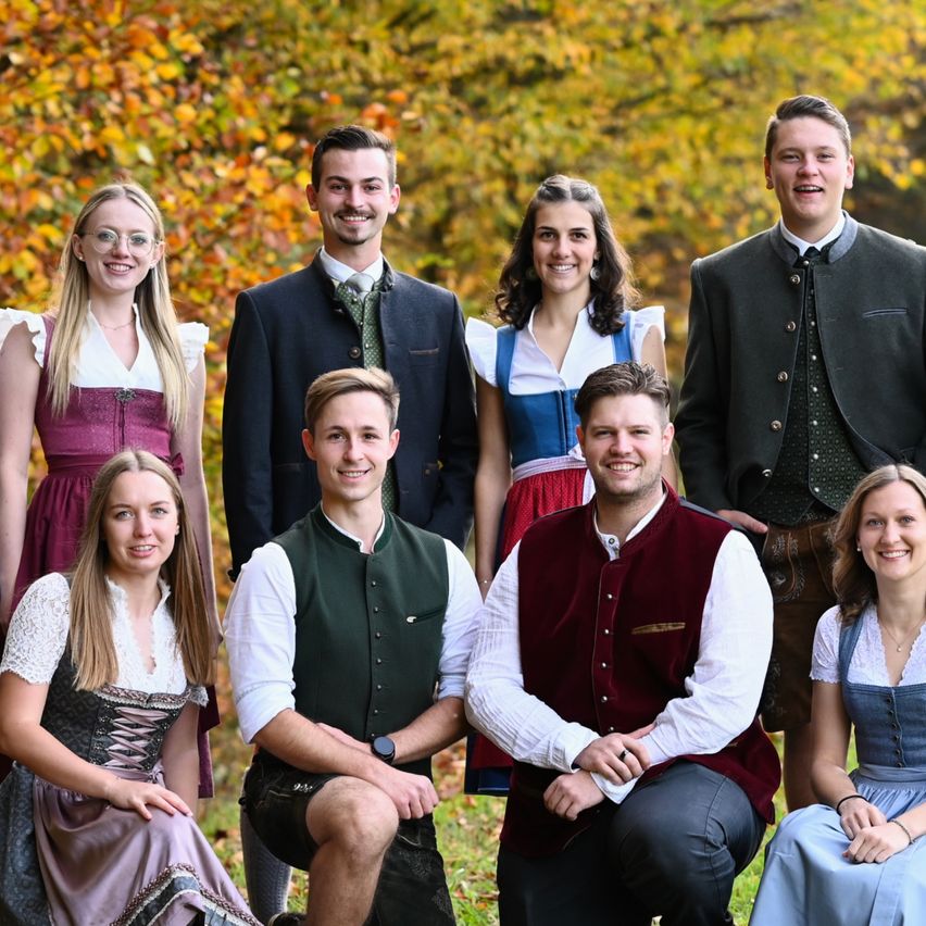 Bild enthält, Groupshot, Person, People, Adult, Male, Man, Female, Girl, Teen, Shorts