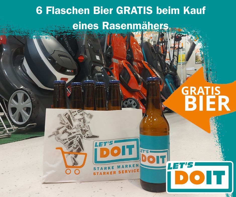 Ein Werbebild bietet sechs kostenlose Flaschen Bier beim Kauf eines Rasenmähers. Die Flaschen sind neben einem Rasenmäher und anderen Gartengeräten ausgestellt.