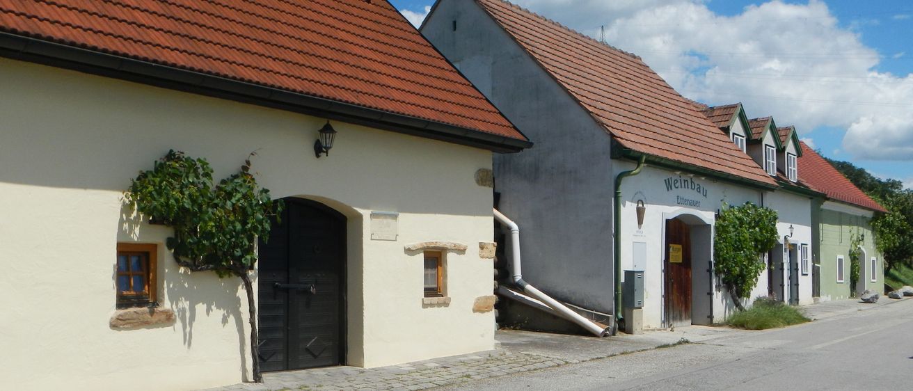 Bild enthält, Building, Housing, House, City, Street, Urban, Roof, Plant, Door, Suburb