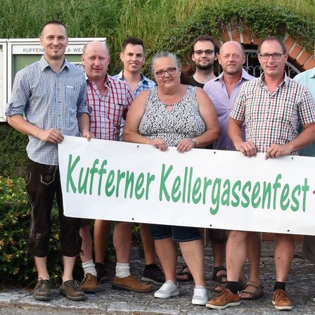 Bild enthält, People, Person, Groupshot, Adult, Female, Woman, Male, Man, Banner, Shorts