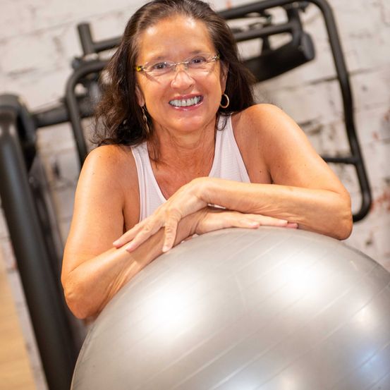Bild enthält, Sphere, Adult, Female, Person, Woman, Face, Smile, Portrait, Pilates, Finger