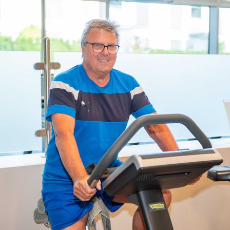 Bild enthält, Adult, Male, Man, Person, Glasses, Fitness, Gym, Working Out