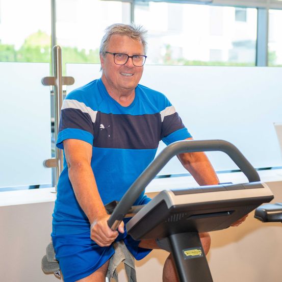 Bild enthält, Adult, Male, Man, Person, Glasses, Fitness, Gym, Working Out