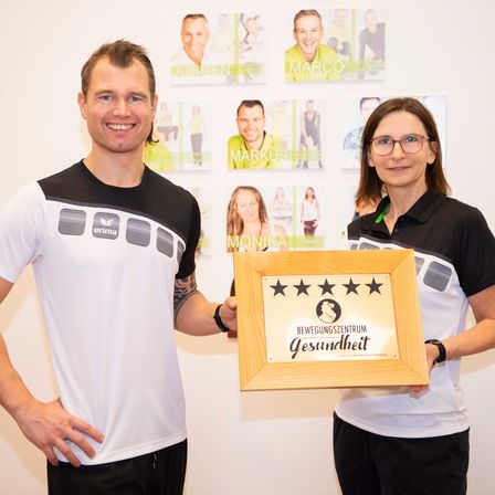 Bild enthält, T-Shirt, Shirt, Adult, Female, Person, Woman, Male, Man, Glasses, Portrait