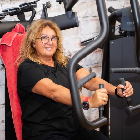 Bild enthält, Adult, Female, Person, Woman, Wristwatch, Glasses, Ring, Working Out, Fitness, Gym