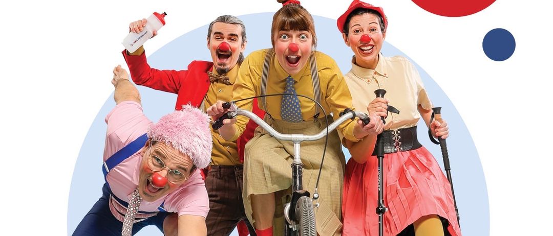 Drei Clowns auf einem Fahrrad mit einem Schild, das Jetzt anmelden! und ein Datum vom 5. Juni 2026 zeigt.