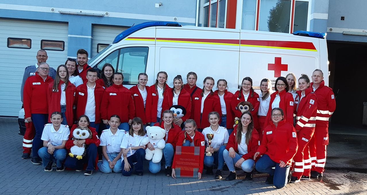 Bild enthält, Logo, Symbol, First Aid, Red Cross, Female, Girl, Person, Teen, Adult, Woman