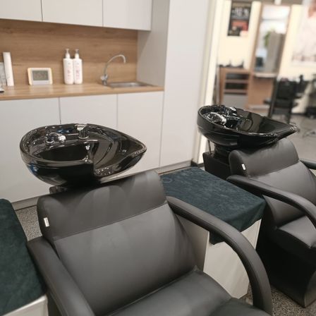 Bild enthält, Indoors, Furniture, Beauty Salon