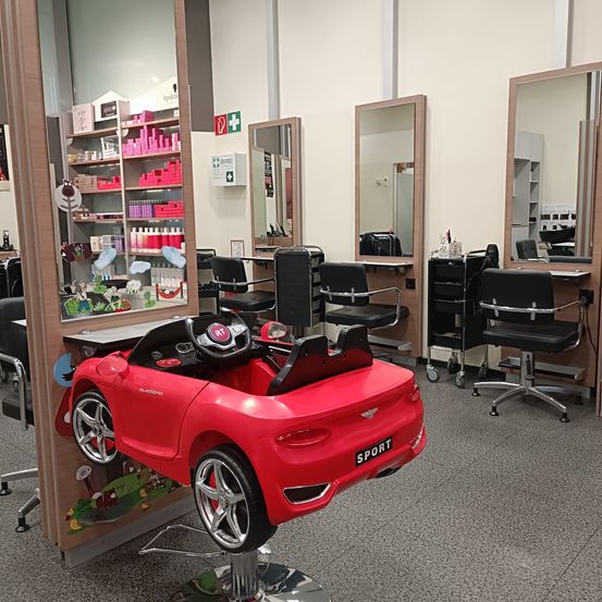 Bild enthält, Indoors, Beauty Salon, Barbershop, Chair, Furniture, Machine, Wheel