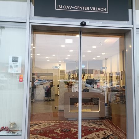 Bild enthält, Car, Car Dealership, Transportation, Vehicle, Floor, Shop, Person, Head, Home Decor