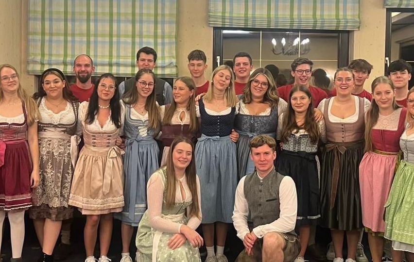 Bild enthält, People, Person, Groupshot, Urban, Accessories, Glasses, Face, Head, Clothing, Shorts